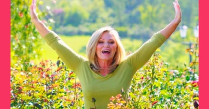 Tamilee Webb wore green dress and half cut hair. 